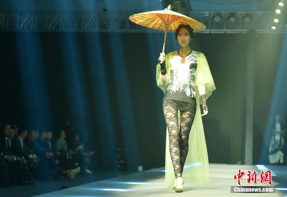 在異世界淪為生育機器的小說