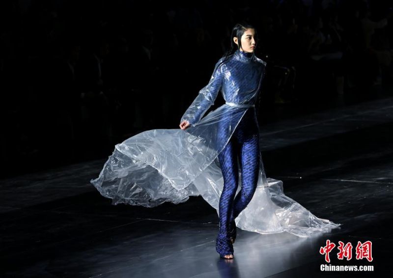 《每天都在不同的床上醒來(lái)(穿書(shū))》