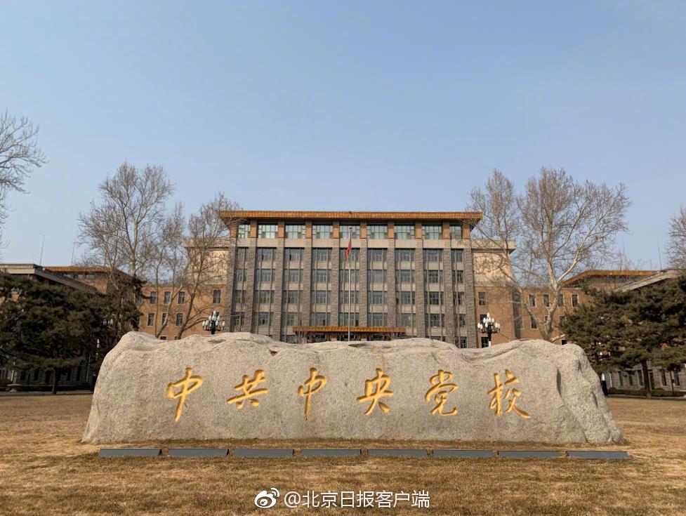 丈夫的兄弟在遺像前