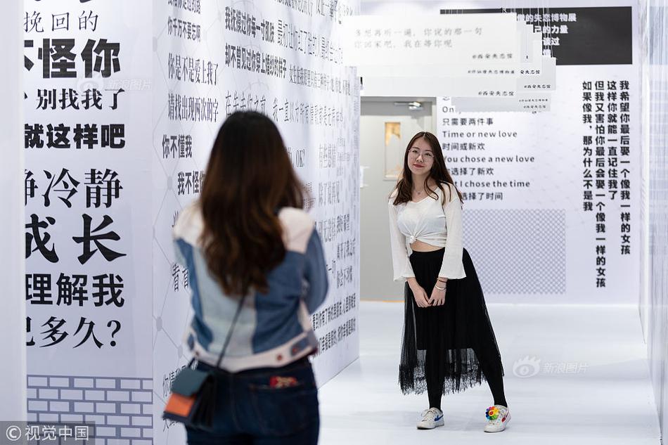 做你的愛人MV里穿紅肚兜的女人是誰